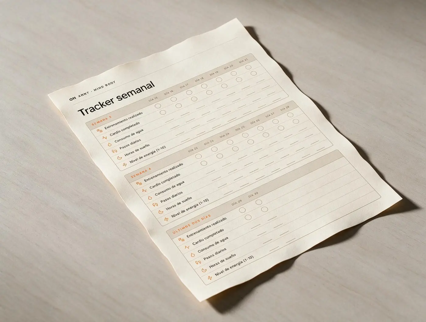 Un tracker semanal impreso sobre una mesa.